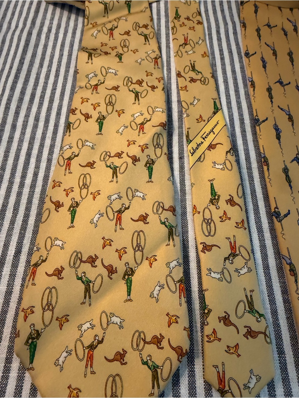 3 Salvatore Ferragamo Silk Yellow Patterned Men's Tie - Classic Elegance - Picture 4 of 4